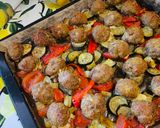Tepsis húsgolyók zöldségekkel mediterrán módra recept fázis 6 fotója