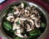 Une image de l'étape 2 de Salade d épinards aux tomates et champignons sauce citron confit et miel.