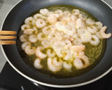 Foto del paso 4 de la receta: Noodles de gambas y espinacas 🍜
