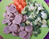 Foto langkah ke 1 dari resep Tumis Brokoli Bakso #MasakTanpaMicin.