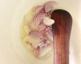 A picture of step 2 of Scrambled vegetable fried eggs.