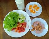 Hình bước làm 1 của món Salad xúc xích, trứng gà