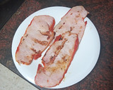Foto del paso 2 de la receta: Bocadillo de lomo adobado, salteado de pimiento y huevo frito