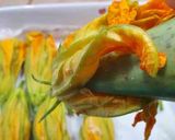 Foto del passaggio 3 della ricetta Fiori di zucca ripieni al forno