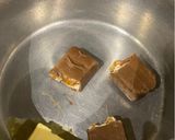صورة لخطوة 4 من وصفة كيكة جاهزة بقطع الأوريو وصوص السنيكرز🥰😋 سريعة ولذيذة 👌🏻❤️