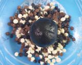A picture of step 7 of Chocolate Chips Laddu.