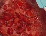 Foto langkah ke 2 dari resep Strawberry Cheesecake in Jar.