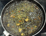 Foto del paso 5 de la receta: Arroz negro con marisco y setas variadas