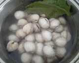 A picture of step 2 of Blood Cockle with Sweet and Spicy Sauce.
