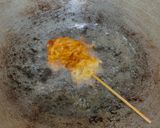 Foto langkah ke 4 dari resep Sate Sosis Gulung Mie.