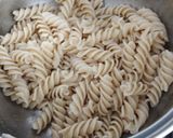 Foto del paso 2 de la receta: Tornillos con apio al atún
