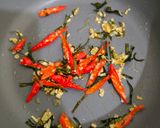 Foto langkah ke 3 dari resep Paha Ayam Fillet Krispy Tumis Daun Jeruk.