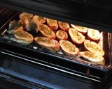 Foto del paso 2 de la receta: Pan de pueblo tostado al horno con aceite de ajo y perejil