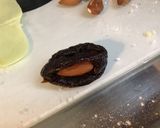 Une image de l'étape 3 de Bouchées aux pruneaux et amandes (pâte au curaçao).