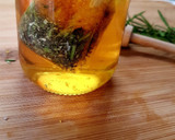 Foto del paso 3 de la receta: Queso Brie con miel infusionada con naranja, vainilla y romero