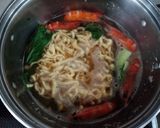 Hình bước làm 2 của món Mì gói nấu tôm tươi