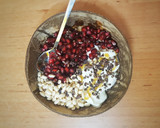 Foto del paso 2 de la receta: Yogur griego con granada, arroz, miel y nibs de chocolate
