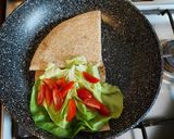 Pas rețetă Foi tortilla cu caș afumat, salam, roșii și salată 2 fotografie