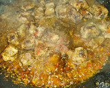 Foto del paso 5 de la receta: Arroz con costillas adobadas con chimichurri, habitas, papada y tocineta