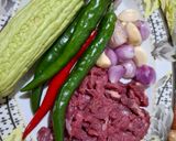 Foto langkah ke 1 dari resep Tumis Daging Pare Lombok.