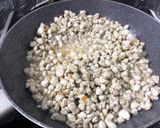 Hình bước làm 1 của món Hến Xào Cuốn Bánh Tráng