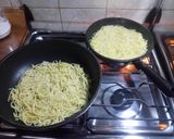 Foto del paso 5 de la receta: Tortilla de tallarines con papas fritas