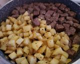 Foto del paso 5 de la receta: Cubos de carne con ajo y papas