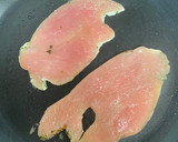 Foto del paso 2 de la receta: Ensalada de tomates cherry con pavo al ajillo