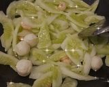 Foto langkah ke 3 dari resep Tumis timun bakso udang.