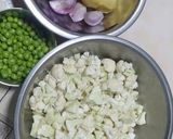 A picture of step 1 of Cauliflower Sabzi.