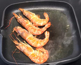 Foto del paso 3 de la receta: Tronco de merluza a la plancha con gambones