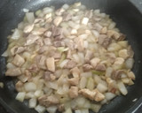 Foto del paso 4 de la receta: Habas refritas con las vainas y carne de cerdo y pollo