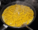 Foto del paso 5 de la receta: Fusilli de garbanzos y curcúma con salsa de cebolla y shiitakes