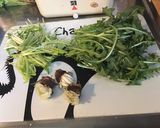 Une image de l'étape 1 de Salade de pissenlit et endive rouge aux herbes fraîches.