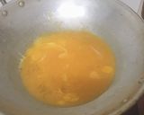 Hình bước làm 3 của món Miến xào trứng và lạp xưởng