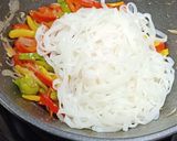 Foto del paso 7 de la receta Noodles de arroz con verduras y tortilla