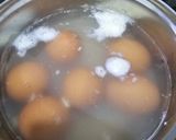 Gambar langkah 1 resipi Hard-boiled Egg Chocolate Pudding - Puding Coklat Telur Rebus.