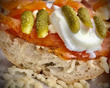 Foto del paso 5 de la receta: Tosta de salmón marinado con huevo poché sobre mozzarella
