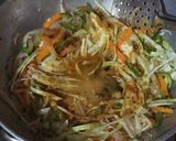 हक्का वेजीज नूडल्स विथ मसाला ए मैजिक(hakka noodles with masala e magic recipe in hindi) रेसिपी चरण 2 फोटो