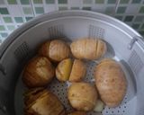 Foto langkah ke 1 dari resep Hasselback Potatoes With Creamy Sauce.