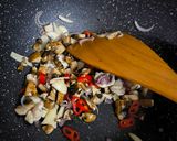 Gambar langkah 4 resipi Telur Bistik Chilli Pesto.