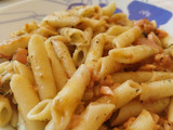 Macarrones con salsa de tomate natural, ajo y salmón ahumado