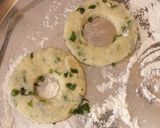 A picture of step 5 of Cheesy crunchy potato donuts.