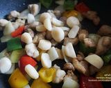 A picture of step 2 of Stir-Fried Chicken with Cashew Nuts.