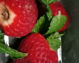 Foto langkah ke 1 dari resep Strawberry and mint infused water.