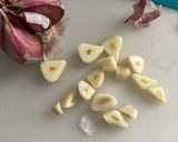 Foto del paso 1 de la receta: Supremas de merluza y gambones, al vino blanco, con ajos y aove