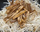 A picture of step 7 of Garlic Bean Sprouts with Fried Tofu Skins.