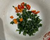 Foto langkah ke 2 dari resep Telur Dadar Daun Bawang.