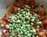 A picture of step 2 of Green tur and peas curry.