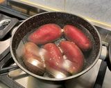 Une image de l'étape 1 de Salade tiède marinée aux pommes de terre, cervelas, tomate, olives et oignons rouges.